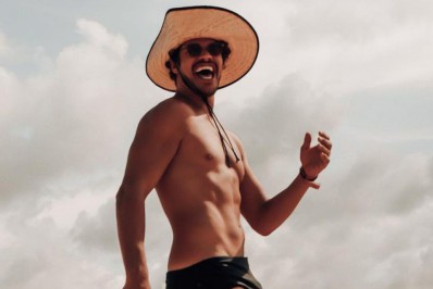 Fotos! José Loreto posa de sunga na web e fã brinca: 'Dei zoom'