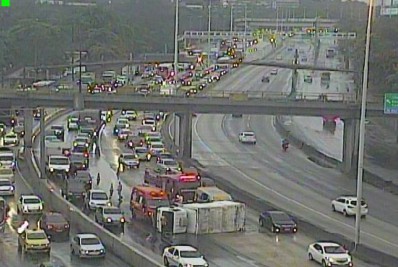 Acidente entre caminhão e van deixa feridos na Avenida Brasil