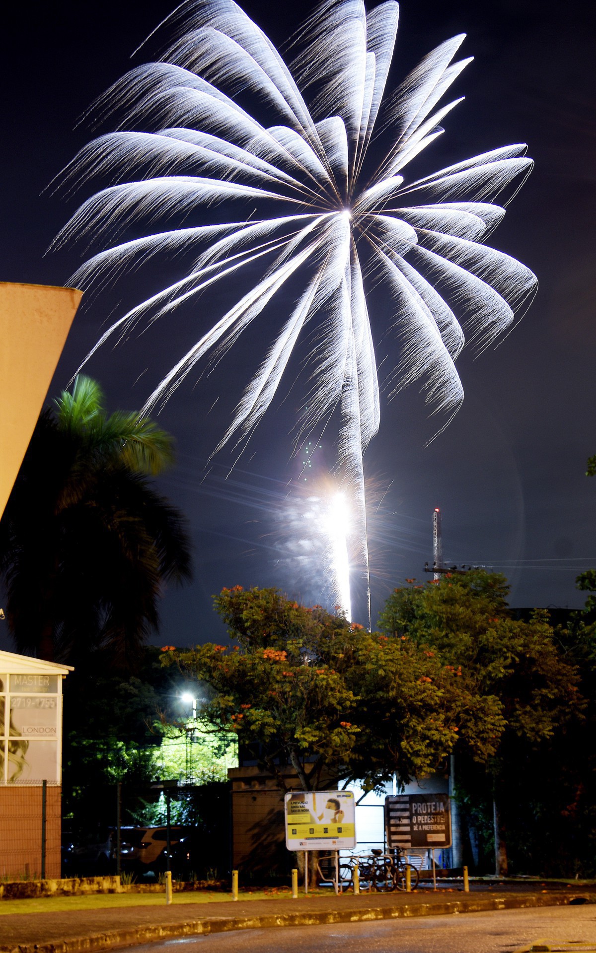 Queima de fogos em Camboinhas, em Niter&oacute;i