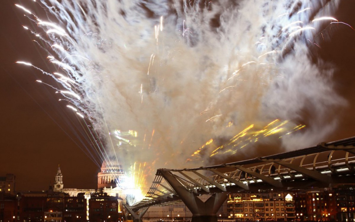 No Reino Unido, o Ano Novo teve fogos de artif&iacute;cio em Edimburgo e Londres, que tamb&eacute;m houve show de luzes na regi&atilde;o da Catedral de S&atilde;o Paulo