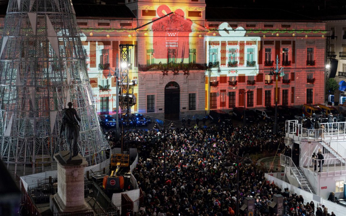 Cerca de 7 mil pessoas foram comemorar o Ano Novo na pra&ccedil;a Porta do Sol, em Madrid, na Espanha
