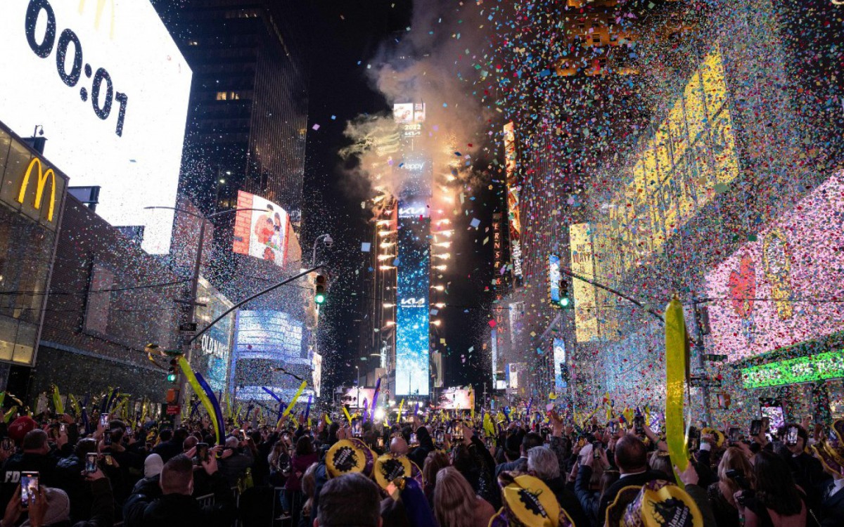Em Nova York, nos EUA, a celebra&ccedil;&atilde;o contou com p&uacute;blico menor por conta do avan&ccedil;o da variante &ocirc;micron. P&uacute;blico de 15 mil esteve na Times Square para assistir a tradicional queda da bola