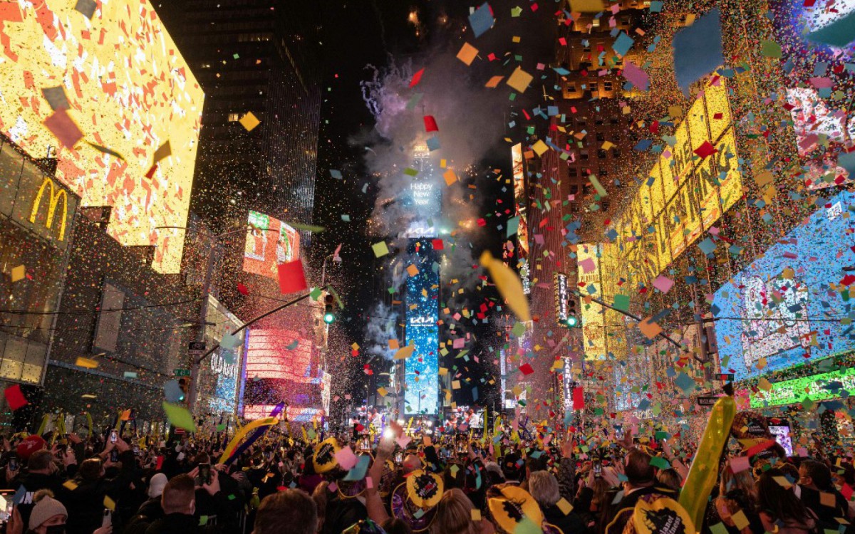 Em Nova York, nos EUA, a celebração contou com público menor por conta do avanço da variante ômicron. Público de 15 mil esteve na Times Square para assistir a tradicional queda da bola - AFP
