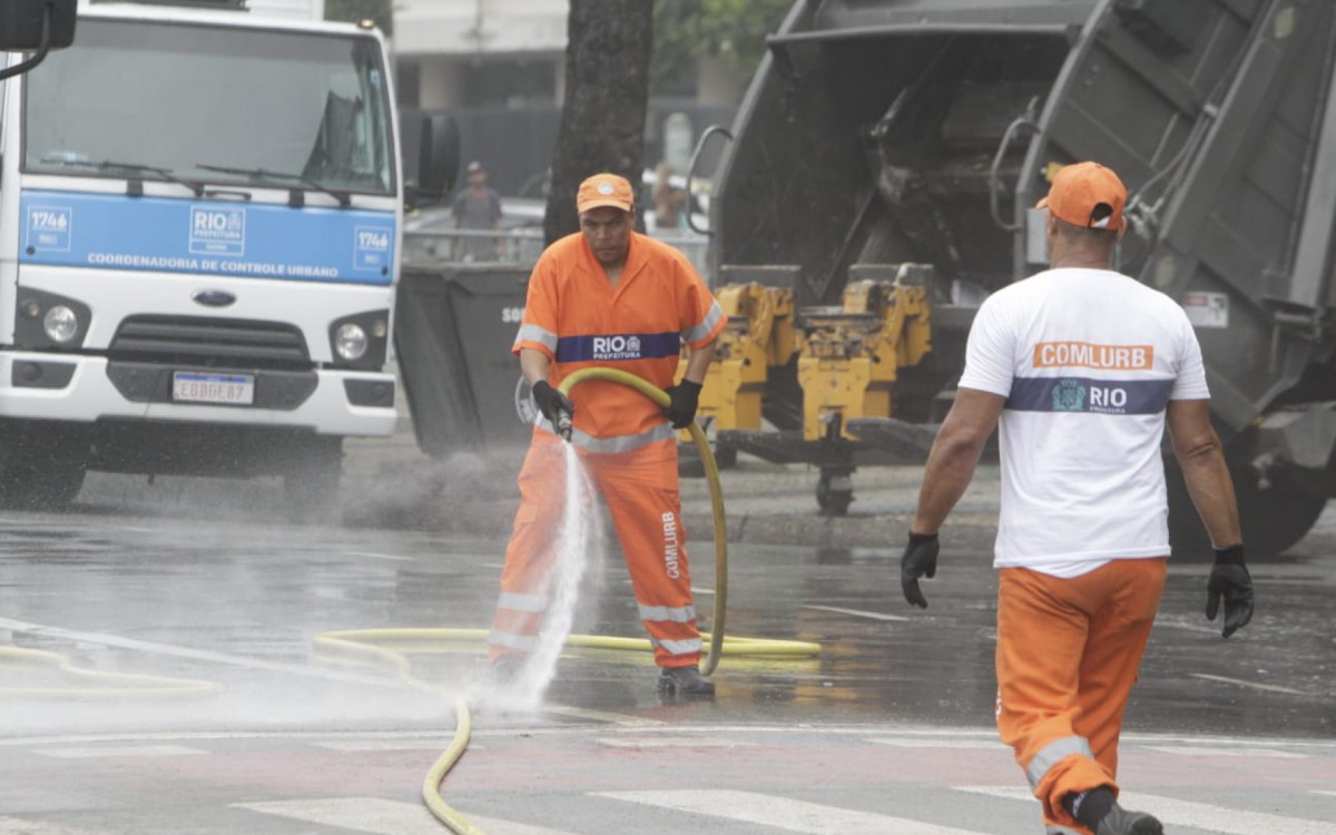 A equipe concluiu a operação de limpeza por volta das 9h deste sábado - Marcos Porto / Agência O Dia