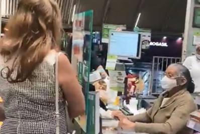 Mulher se recusa a usar máscara e causa bate-boca em supermercado