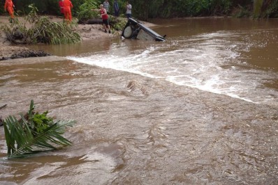 Cinco pessoas da mesma família morrem após carro cair em riacho