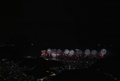 Após suspense, tradicional queima de fogos é realizada na Praia de Copacabana