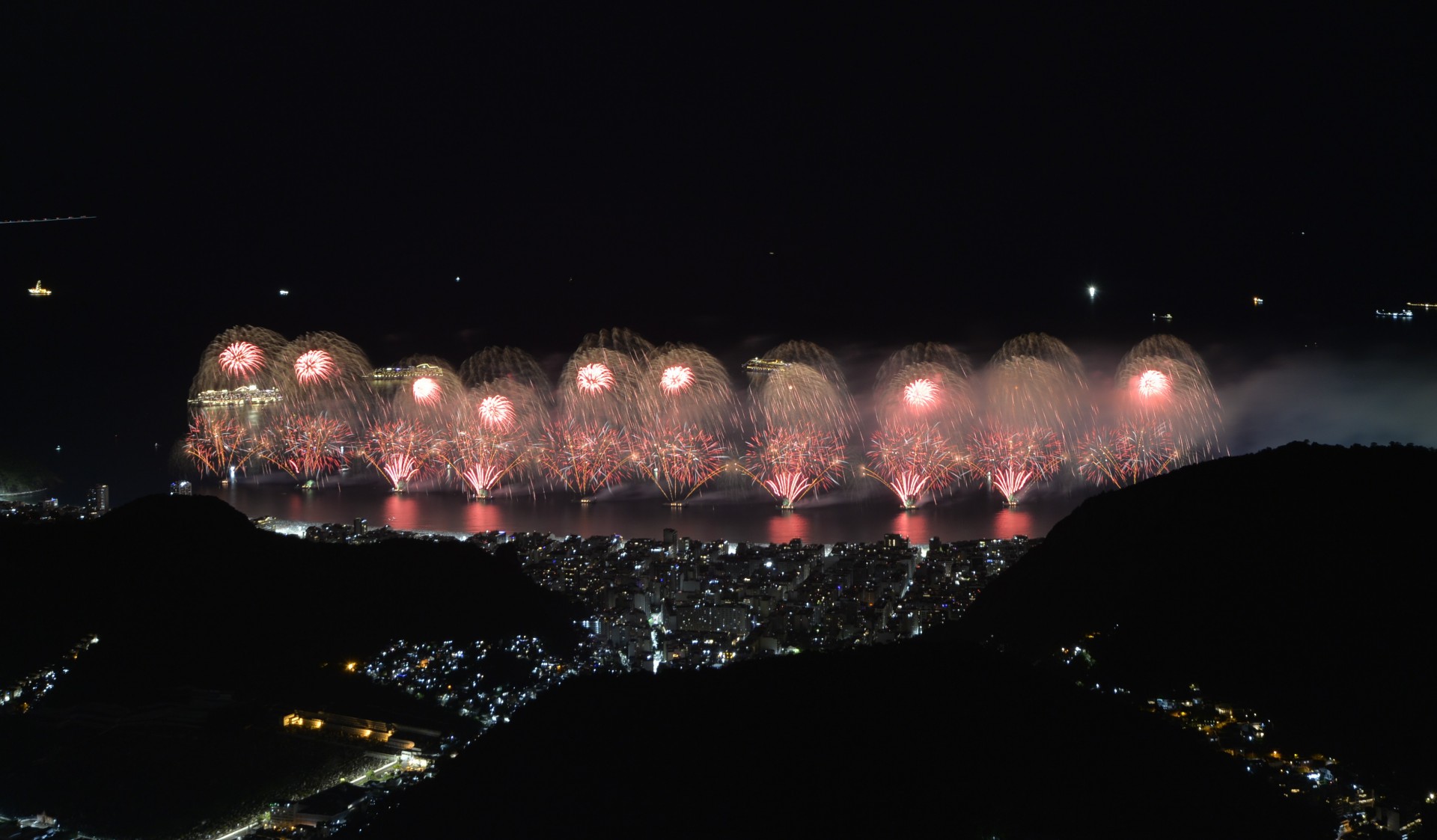 Fogos na Praia de Copacabana     - Fabio Costa Ag&ecirc;ncia O Dia                     