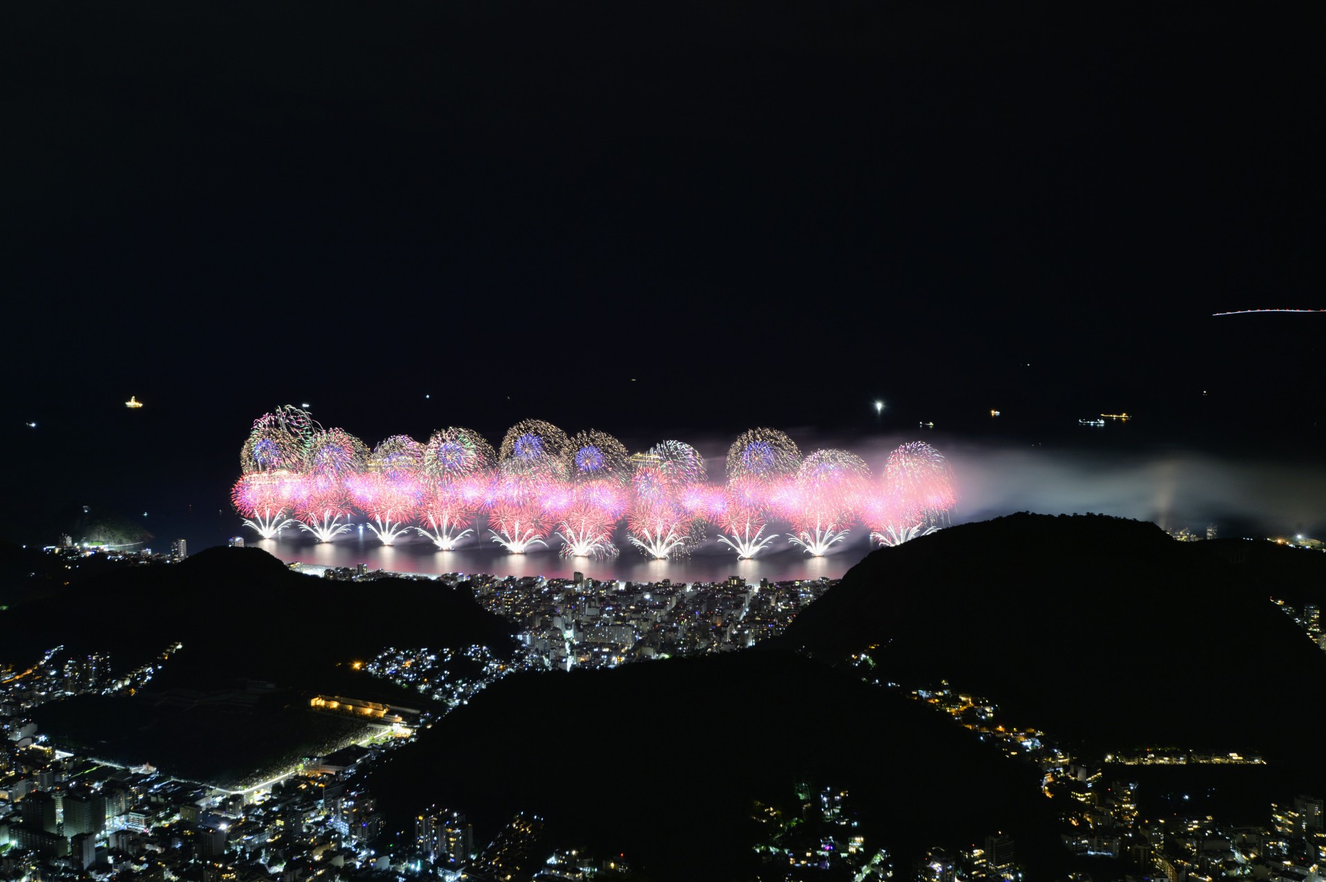 Queima de fogos em Copacabana vista do Cristo Redentor          - Fabio Costa/Ag&ecirc;ncia O Dia                        