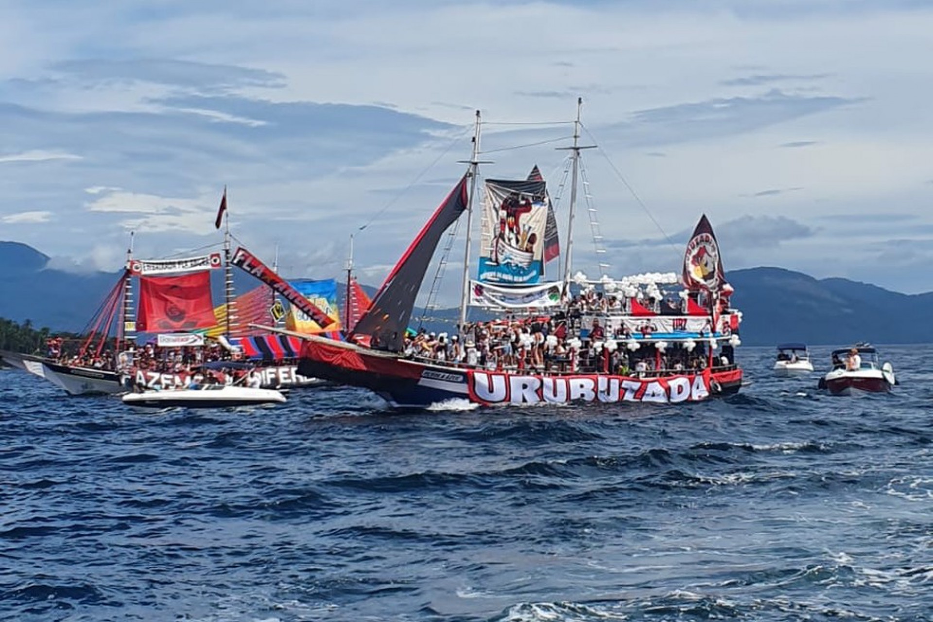 As torcidas Urubuzada e Fla-Angra marcaram presen&ccedil;a na prociss&atilde;o, mas n&atilde;o levaram pr&ecirc;mios - Foto: Divulga&ccedil;&atilde;o PMAR
