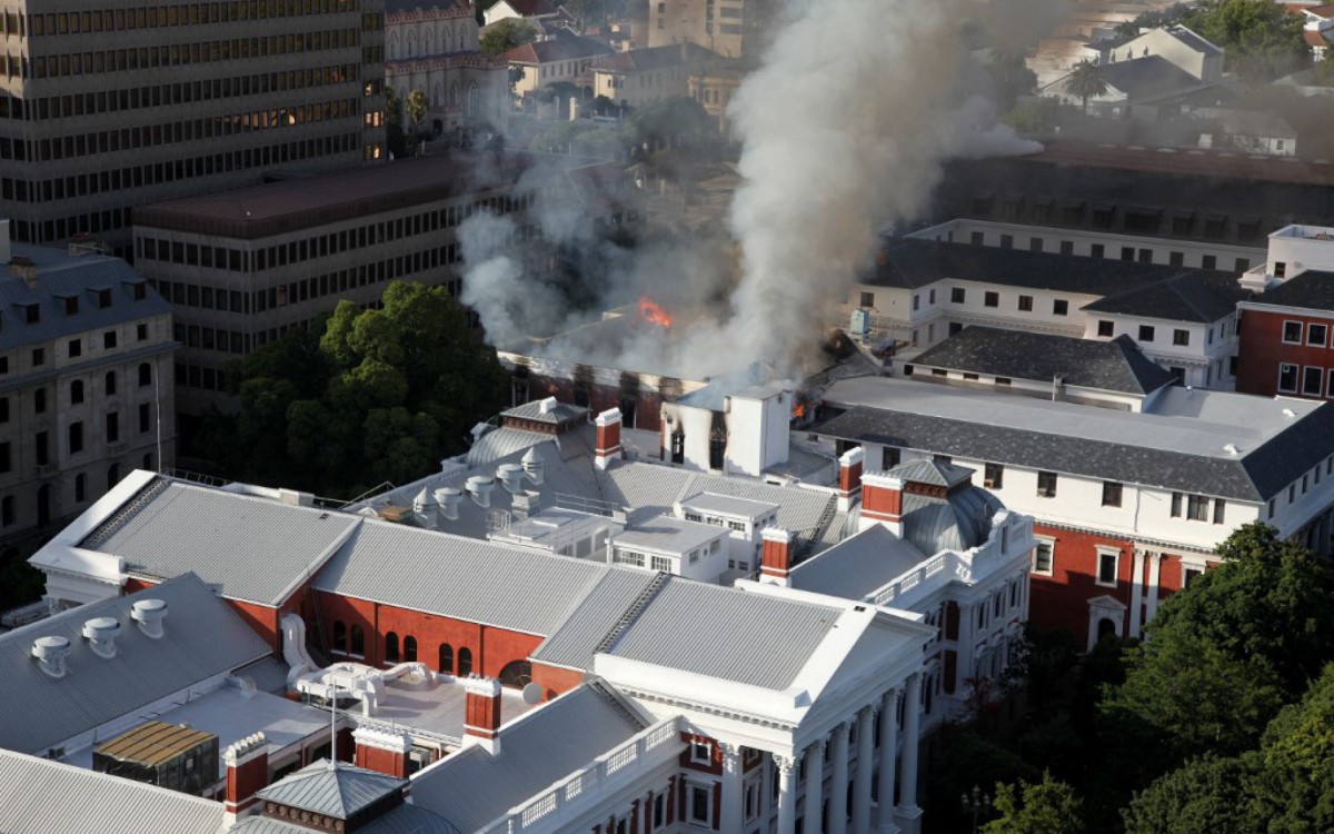 Nenhuma vítima foi reportada, mas o edifício histórico abriga uma valiosa coleção de livros e a cópia original do primeiro hino nacional