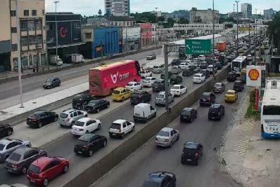 Trânsito da Avenida Brasil precisa ser interditado após homem jogar objetos com fogo na via