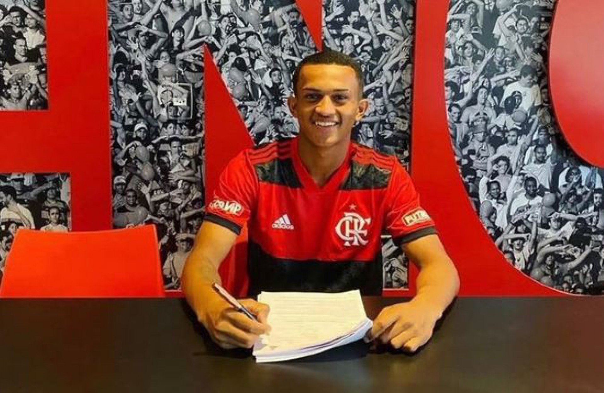Wesley assinando contrato com o Flamengo - Reprodução Redes Sociais Wesley
