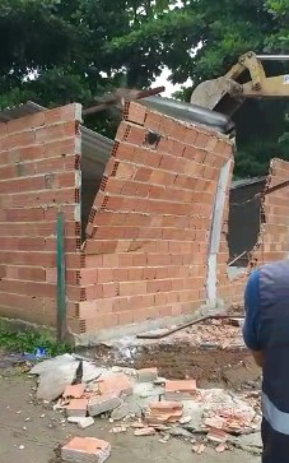 Três lava-jatos, uma oficina, uma igreja, um quiosque, um restaurante, um estacionamento e uma estrutura em fase de fundação - Divulgação / Seop