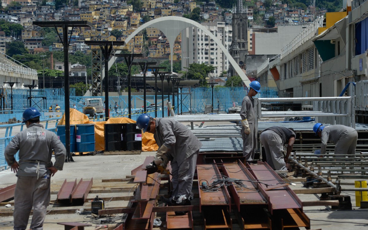 Rio de Janeiro (RJ),03.01.2022 - CIDADE / RIO DE JANEIRO  - Operarios da prefeitura no canteiro de obras na Marques de Sapucai   Foto: Fabio Costa/ Agencia O Dia