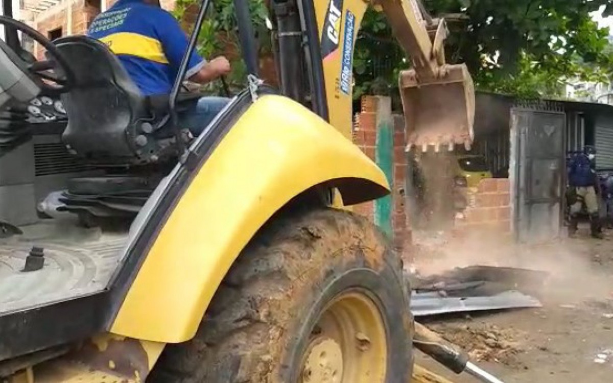 Todas as construções, erguidas em área pública, pertencem ao miliciano Emerson Portela Claudino, segundo o MP - Divulgação / Seop