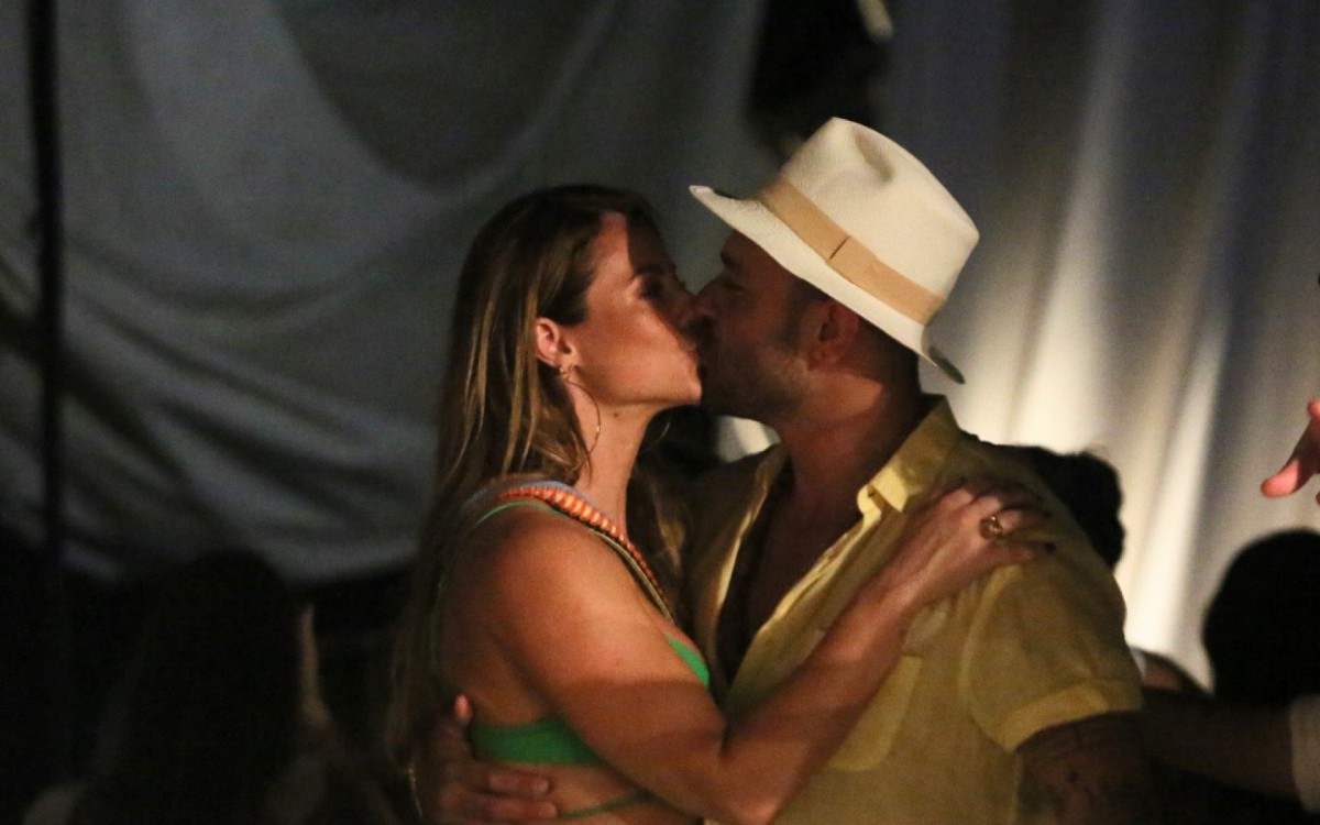 Paolla Oliveira e Diogo Nogueira trocam beijos em Fernando de Noronha - AdÃ£o / Ag. News