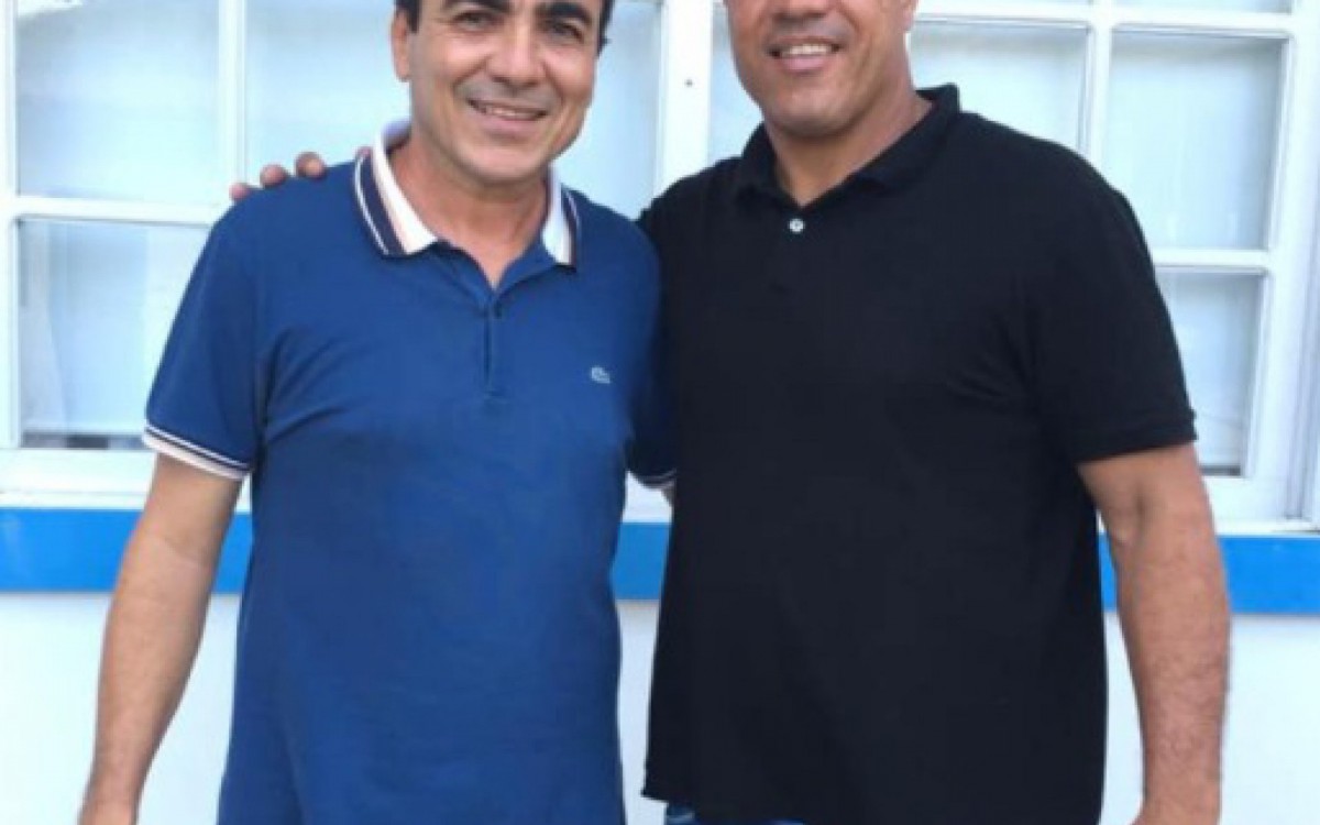 Ex-prefeito de B&uacute;zios, Mirinho Braga (atual Chefe de Gabinete de Z&eacute;) ao lado do PM, Leandro do Bope, na &eacute;poca da campanha eleitoral em 2020. Candidato dele foi derrotado por Alexandre Martins (REP)