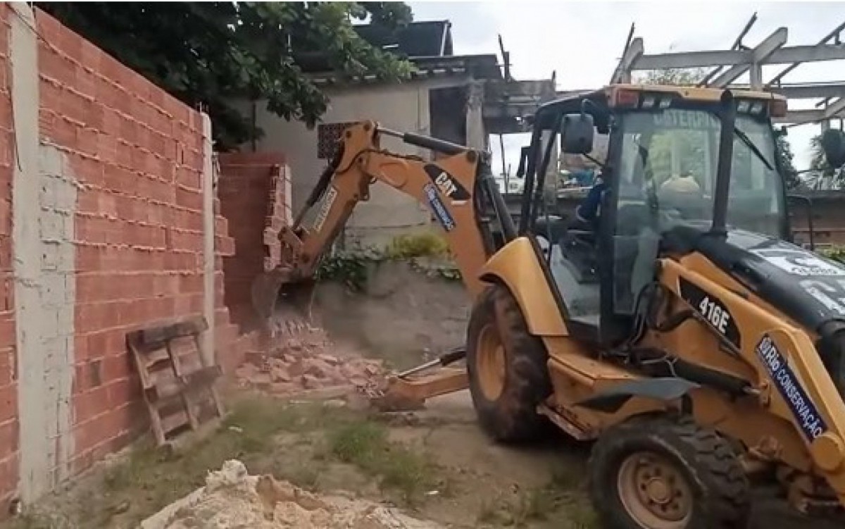 Opera&ccedil;&atilde;o do MP que mira contru&ccedil;&otilde;es irregulares destr&oacute;i igreja, lava-jatos e estacionamento na Muzema, na Zona Oeste do Rio - Divulga&ccedil;&atilde;o