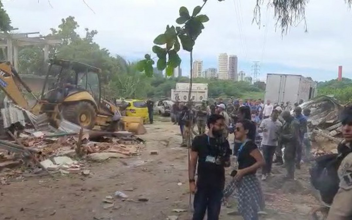 Três lava-jatos, uma oficina, uma igreja, um quiosque, um restaurante, um estacionamento e uma estrutura em fase de fundação - Divulgação / Seop