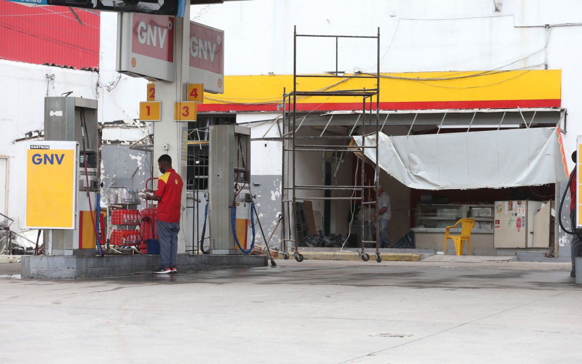 Rio,03/01/2022-DUQUE DE CAXIAS,Cerca de dez criminosos armados em motocicletas explodiram o cofre de um posto de combust&iacute;veis no bairro de Parque Duque Na foto. local da explosao.Foto: Cleber Mendes/Ag&ecirc;ncia O Dia      