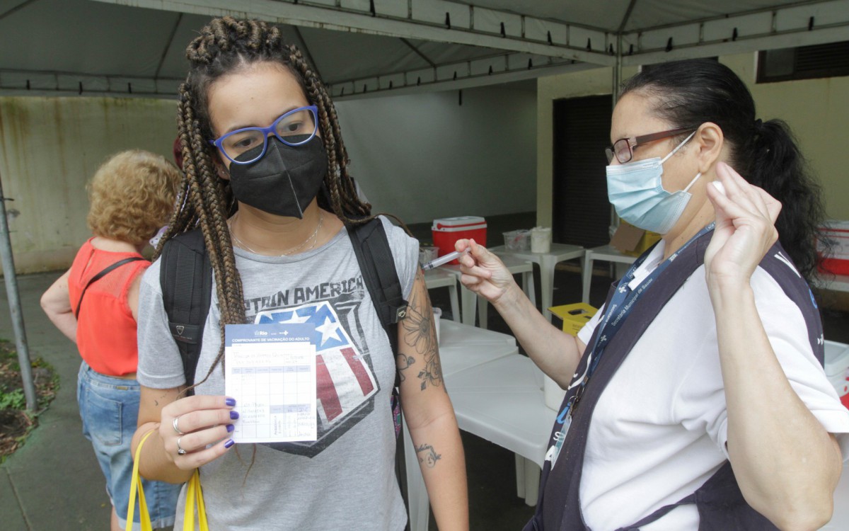 Vacina&ccedil;&atilde;o contra a Covid-19, Posto de Saude Heitor Beltr&atilde;o na Tijuca, nesta segunda feira (03), na foto Vanessa Quintans 27 anos