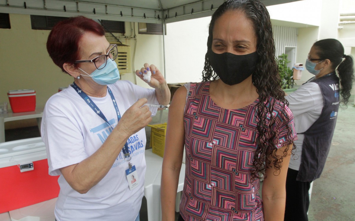 Vacina&ccedil;&atilde;o contra a Covid-19, Posto de Saude Heitor Beltr&atilde;o na Tijuca, nesta segunda feira (03), na foto Glaucia Robert 32 anos.