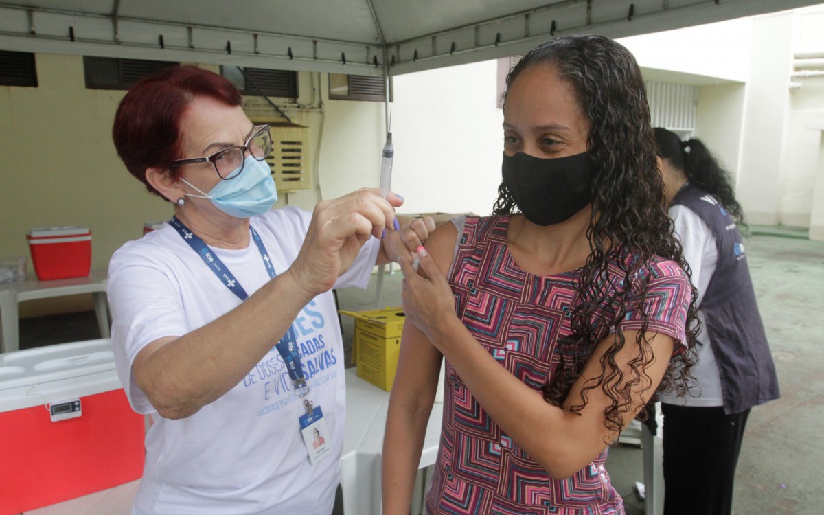Vacina&ccedil;&atilde;o contra a Covid-19, Posto de Saude Heitor Beltr&atilde;o na Tijuca, nesta segunda feira (03), na foto Glaucia Robert 32 anos.