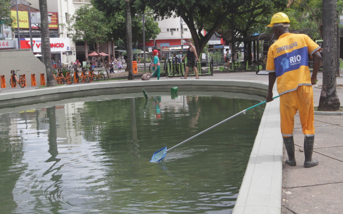  Manutenção do Chafariz da Praça Saens Pena, nesta Segunda feira (03). - Marcos Porto/Agencia O Dia