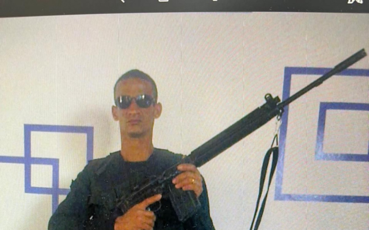 Jairo Batista Freire aparece armado em diversas imagens 