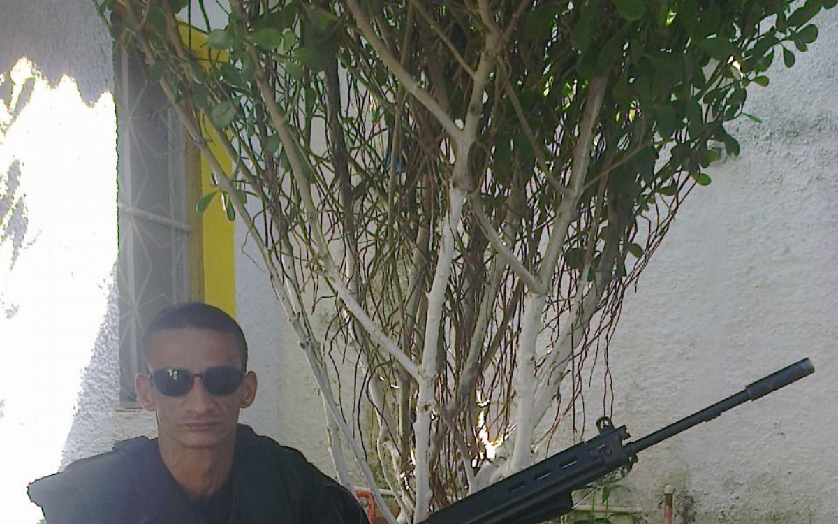Jairo Batista Freire aparece armado em diversas imagens 