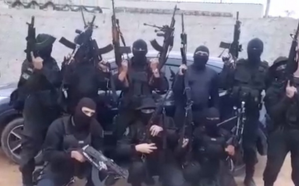 Jairo aparece em diversos v&iacute;deos que circularam nas redes sociais onde dezenas de homens com roupas t&aacute;cticas e armamento de grosso calibre, festejam o ataque no territ&oacute;rio do grupo rival