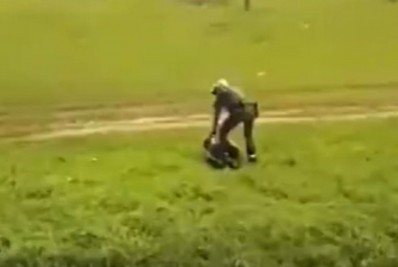 Vídeo: policiais agridem jovem que já estava caído durante abordagem