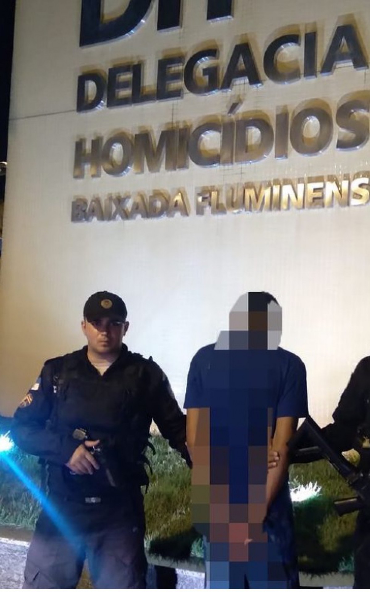 Policiais militares do 39&ordm; BPM com o bandido preso no bairro Heli&oacute;polis