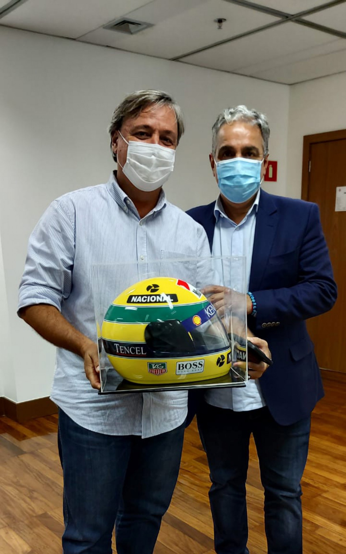 Prefeito de B&uacute;zios, Alexandre Martins tietou a r&eacute;plica do capacete de Senna, xod&oacute; do gabinete do presidente da Alerj, Andr&eacute; Ceciliano 
