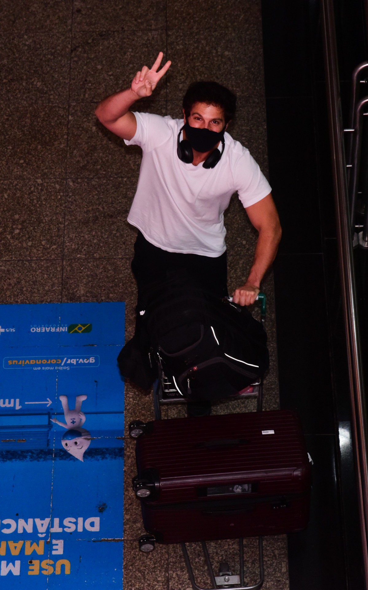 Duda Nagle desembarca sozinho no Aeroporto de Congonhas, em S&atilde;o Paulo