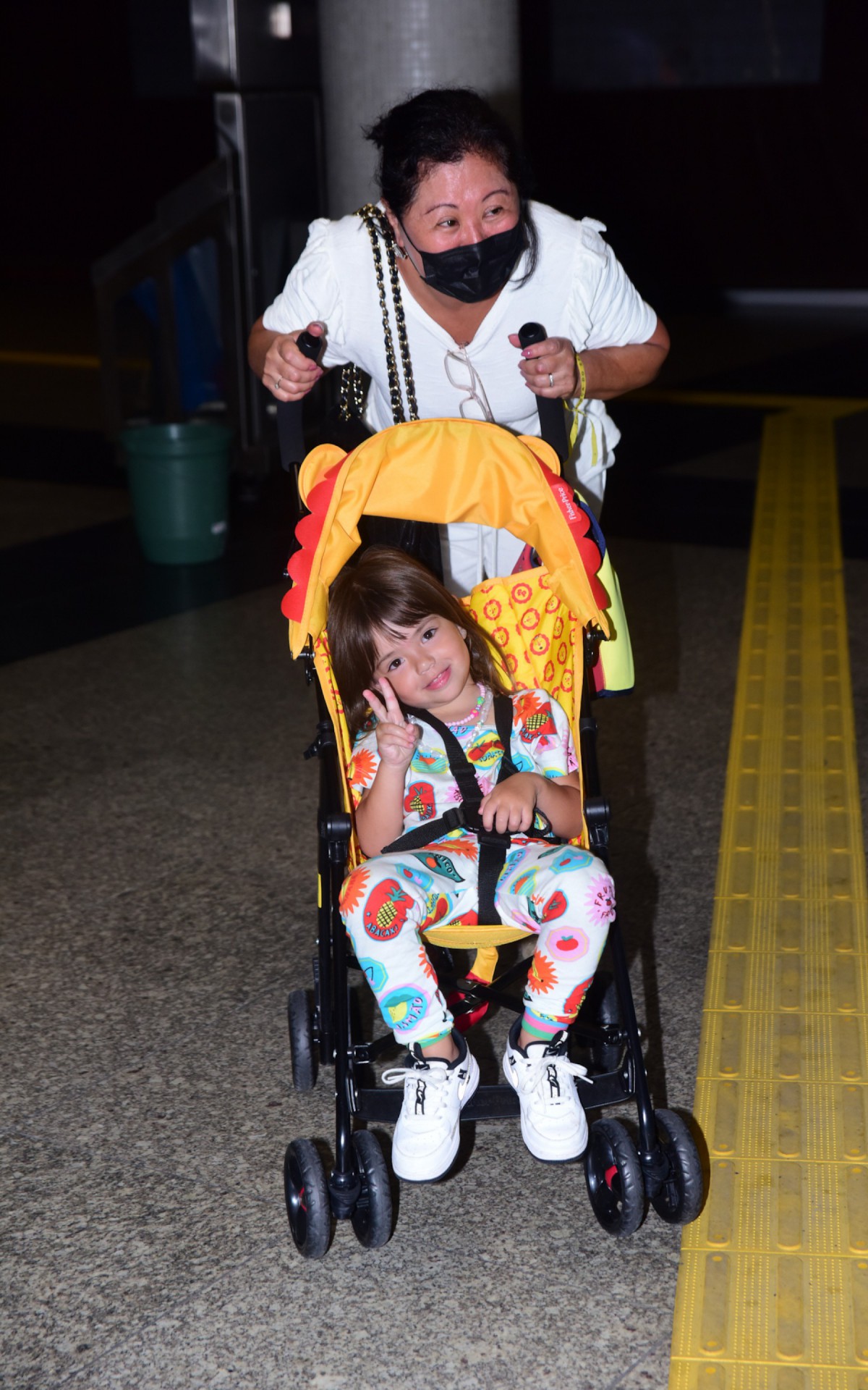 Zoe, filha de Sabrina e Duda, com a av&oacute;, dona Kika