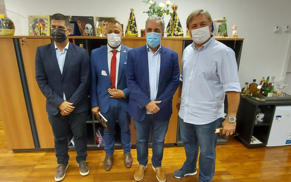 Da direita para esquerda, prefeito de B&uacute;zios, Alexandre Martins; presidente da Alerj, Andr&eacute; Ceciliano; secret&aacute;rio de Turismo Dom Karolla e vereador Gugu Nair (DEM)