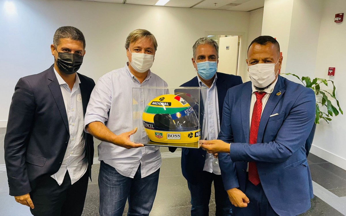 Capacete que todos querem tocar e tirar foto. Andr&eacute; at&eacute; deixa... mas com um ci&uacute;me danado!