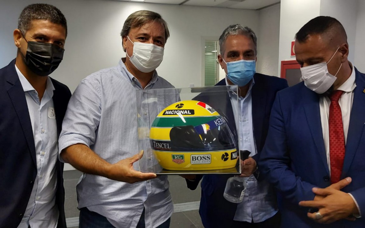 Alexandre Martins n&atilde;o resistiu e pediu para fazer o registro segurando r&eacute;plica do capacete de Senna, que pertence a Andr&eacute; Ceciliano