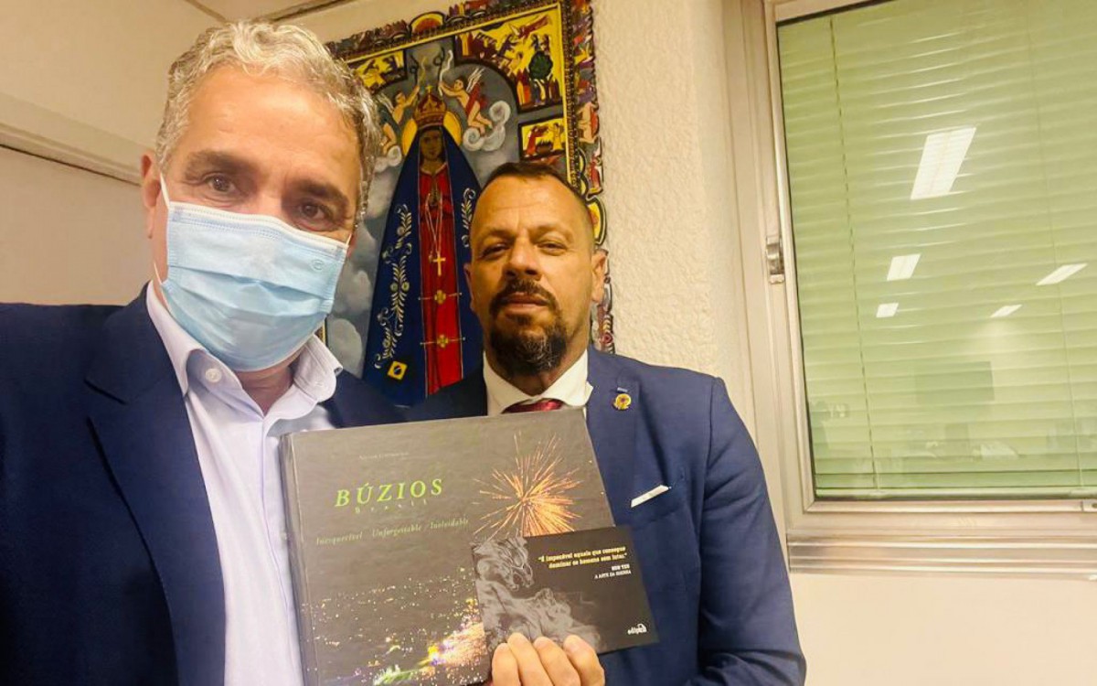 Ceciliano ganha livro sobre B&uacute;zios de presente do secretario municipal Dom Karolla  