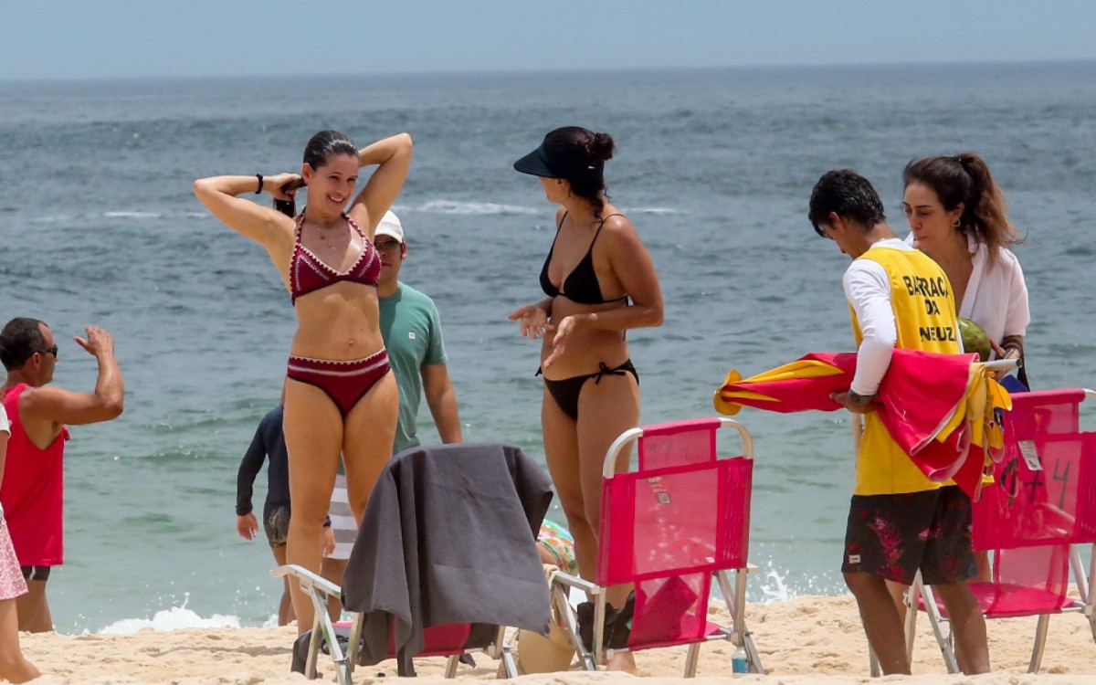 Ingrid Guimar&atilde;es se refresca em praia da Zona Sul do Rio