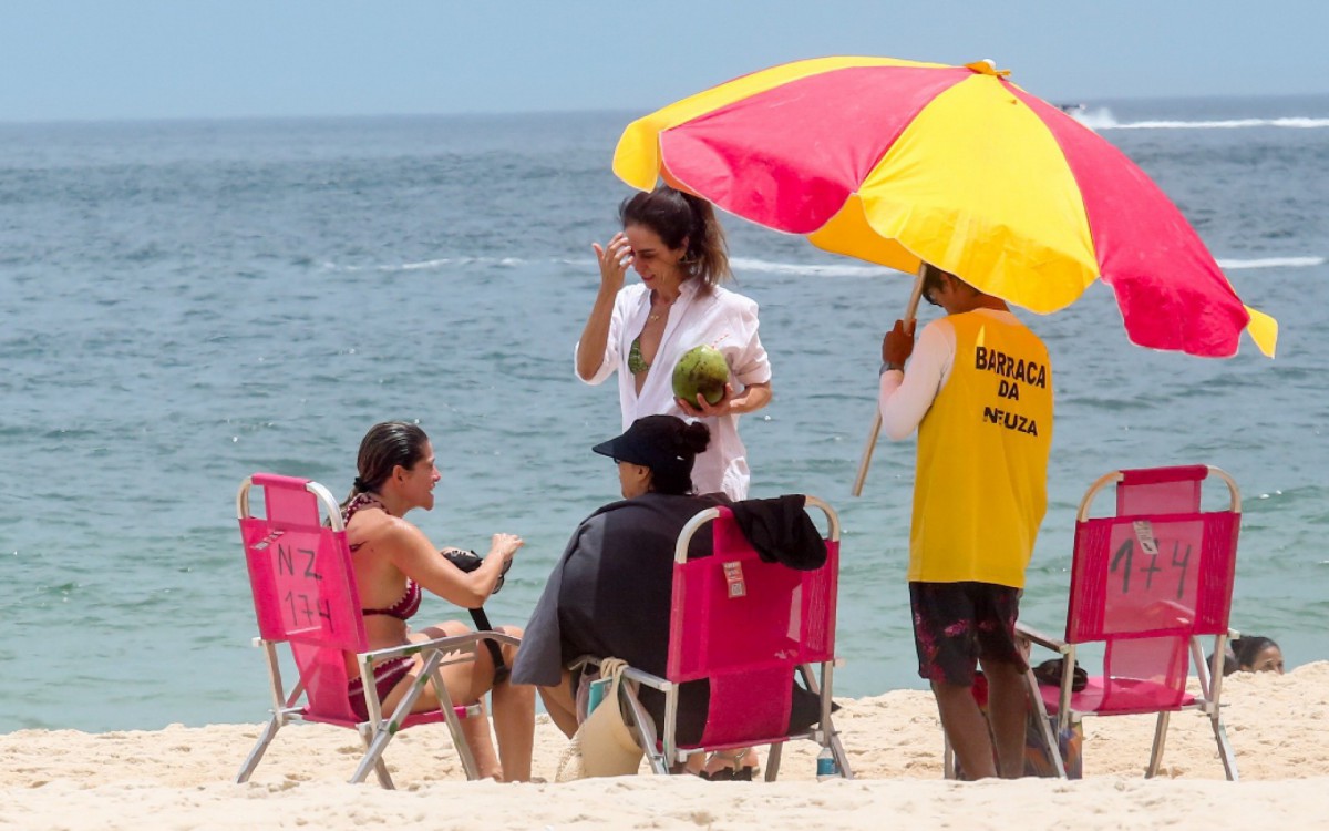 Ingrid Guimar&atilde;es se refresca em praia da Zona Sul do Rio