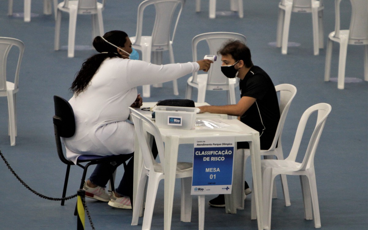Secretário Municipal de Saude recebe a imprensa no centro de atendimento contra gripe do Parque Olimpico.