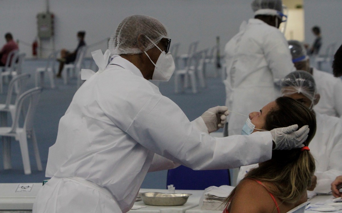 Secret&aacute;rio Municipal de Saude recebe a imprensa no centro de atendimento contra gripe do Parque Olimpico.