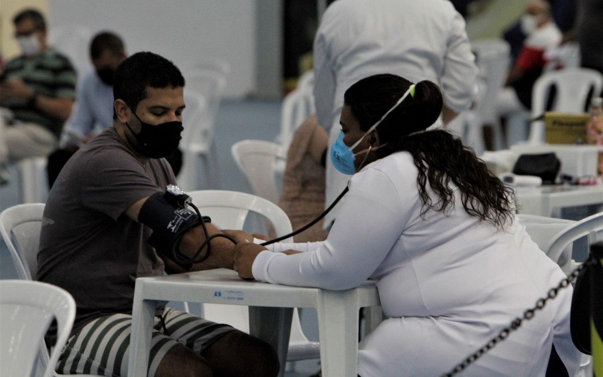 Secretário Municipal de Saude recebe a imprensa no centro de atendimento contra gripe do Parque Olimpico.