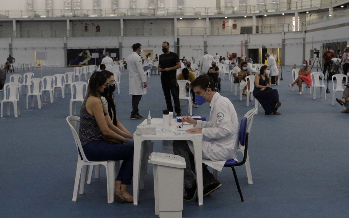 Secretário Municipal de Saude recebe a imprensa no centro de atendimento contra gripe do Parque Olimpico.