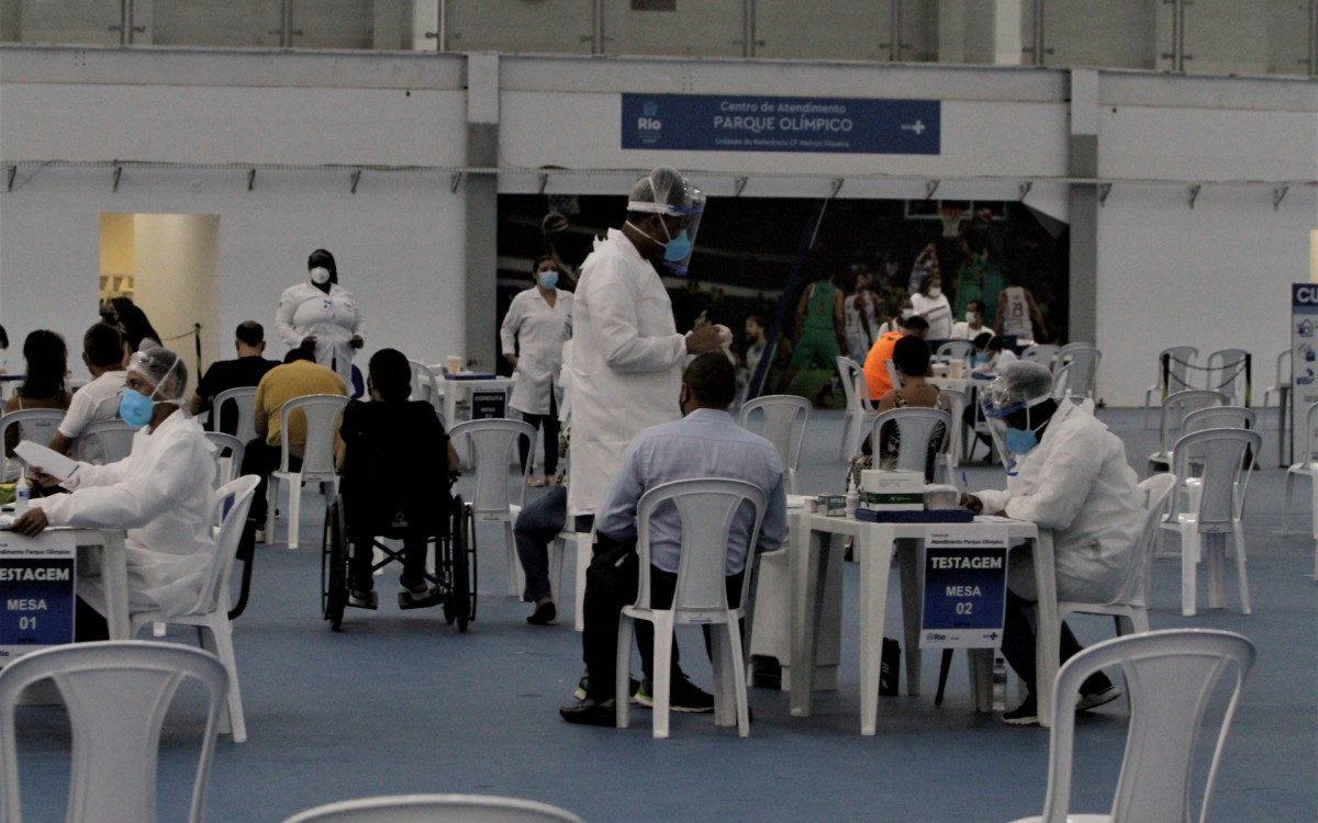 Secretário Municipal de Saude recebe a imprensa no centro de atendimento contra gripe do Parque Olimpico.