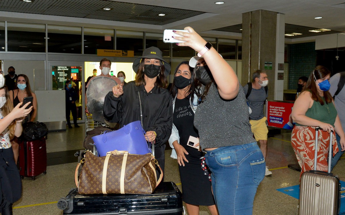 Sabrina Sato &eacute; abordada por f&atilde;s no Aeroporto de Congonhas, em S&atilde;o Paulo