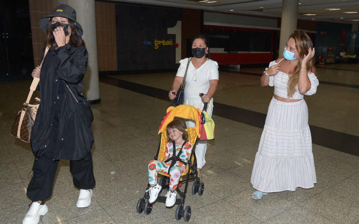 Sabrina Sato desembarca com a fam&iacute;lia no Aeroporto de Congonhas, em S&atilde;o Paulo